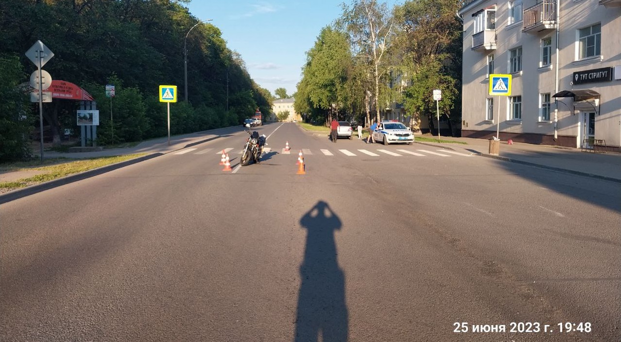 Мотоциклист без прав сбил двух женщин в Вологде: пешеходы в больнице